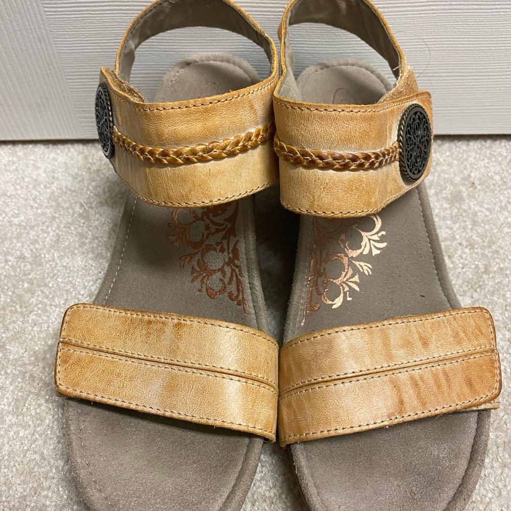 Aetrex tan leather sandals